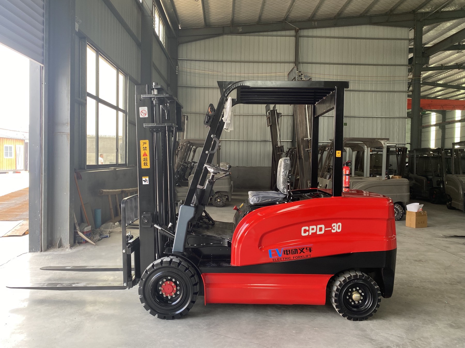 CPD-30 electric forklift detail view 2
